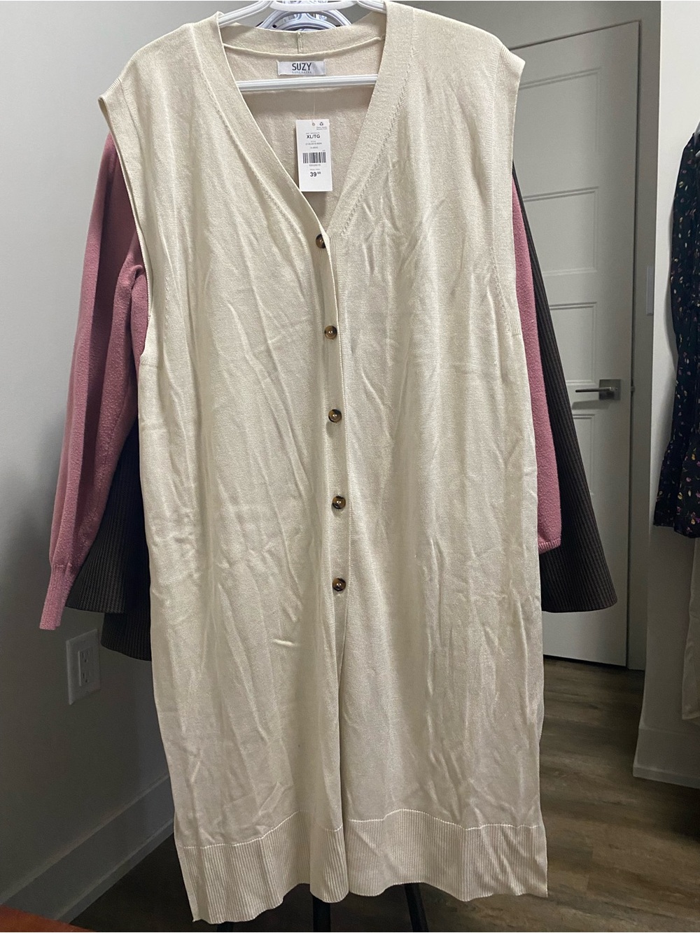 Suzy Shier Ivory V‑Neck Button Front Cardigan